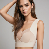 Donna con reggiseno sportivo beige, design moderno e confortevole, ideale per fitness e yoga. Tessuto traspirante, supporto ottimale.