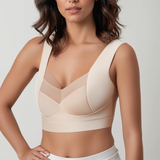 Modella indossa reggiseno sportivo beige, design moderno e confortevole, perfetto per attività fisica. Intimo donna, moda fitness, abbigliamento sportivo.