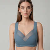 Donna indossa reggiseno sportivo blu con inserti in rete, design moderno e confortevole. Abbigliamento fitness, moda donna, intimo sportivo.