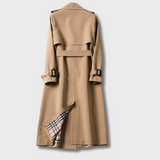 Cappotto trench beige elegante con cintura e fodera a quadri, stile classico, moda autunno inverno, abbigliamento donna di tendenza.