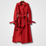 Cappotto trench rosso elegante con cintura e bottoni, design classico, ideale per moda autunnale e invernale. Abbigliamento donna di tendenza.