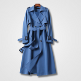 Cappotto trench blu elegante, lungo, con cintura e bottoni, ideale per moda autunnale e invernale. Stile classico, tessuto resistente.