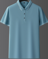 Polo azzurra da uomo, maniche corte, colletto classico, bottoni frontali, tessuto leggero, ideale per abbigliamento casual ed estivo.