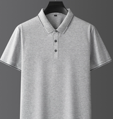 Maglietta polo grigia in cotone, maniche corte, colletto classico, bottoni frontali, design semplice ed elegante, ideale per abbigliamento casual.