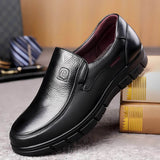 Scarpa elegante da uomo in pelle nera, design slip-on, suola robusta. Perfetta per abbigliamento formale e casual. Accessorio moda maschile.