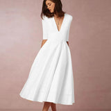 Abito bianco elegante con scollo a V e maniche corte, perfetto per cerimonie. Moda donna, stile classico, abbigliamento formale.