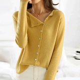 Maglione donna giallo senape, morbido e caldo, con bottoni frontali, indossato in ambiente luminoso. Moda autunnale, abbigliamento casual elegante.