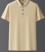 Polo beige da uomo con colletto a righe, maniche corte e tre bottoni. Elegante e casual, ideale per moda estiva e abbigliamento quotidiano.
