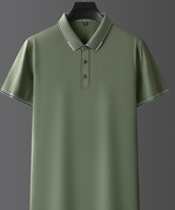 Polo verde oliva da uomo, maniche corte, colletto classico, bottoni frontali, tessuto leggero, ideale per look casual ed eleganti.